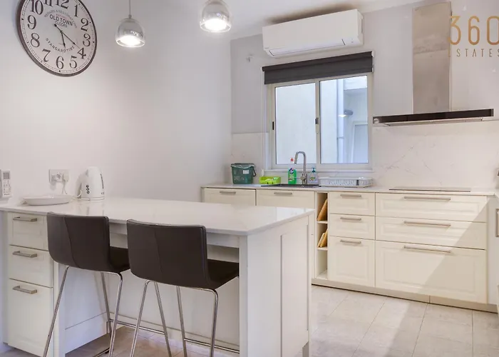 Lägenhet Cosy 1br With Private Balcony In St Pauls Bay By 360 Estates *